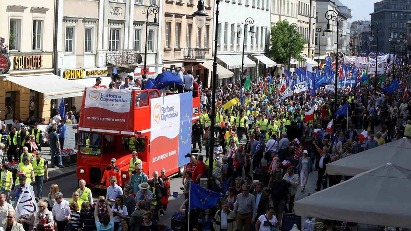 Bandiere europee per i manifestanti che sostengono la permanenza nell'UE