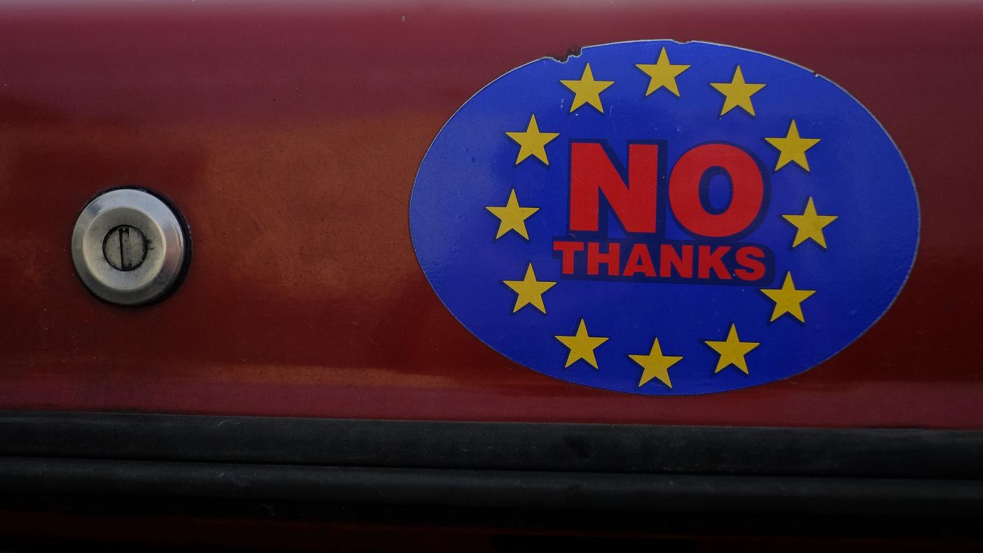 C'è chi incolla questo autoadesivo sull'auto al posto del canonico UK