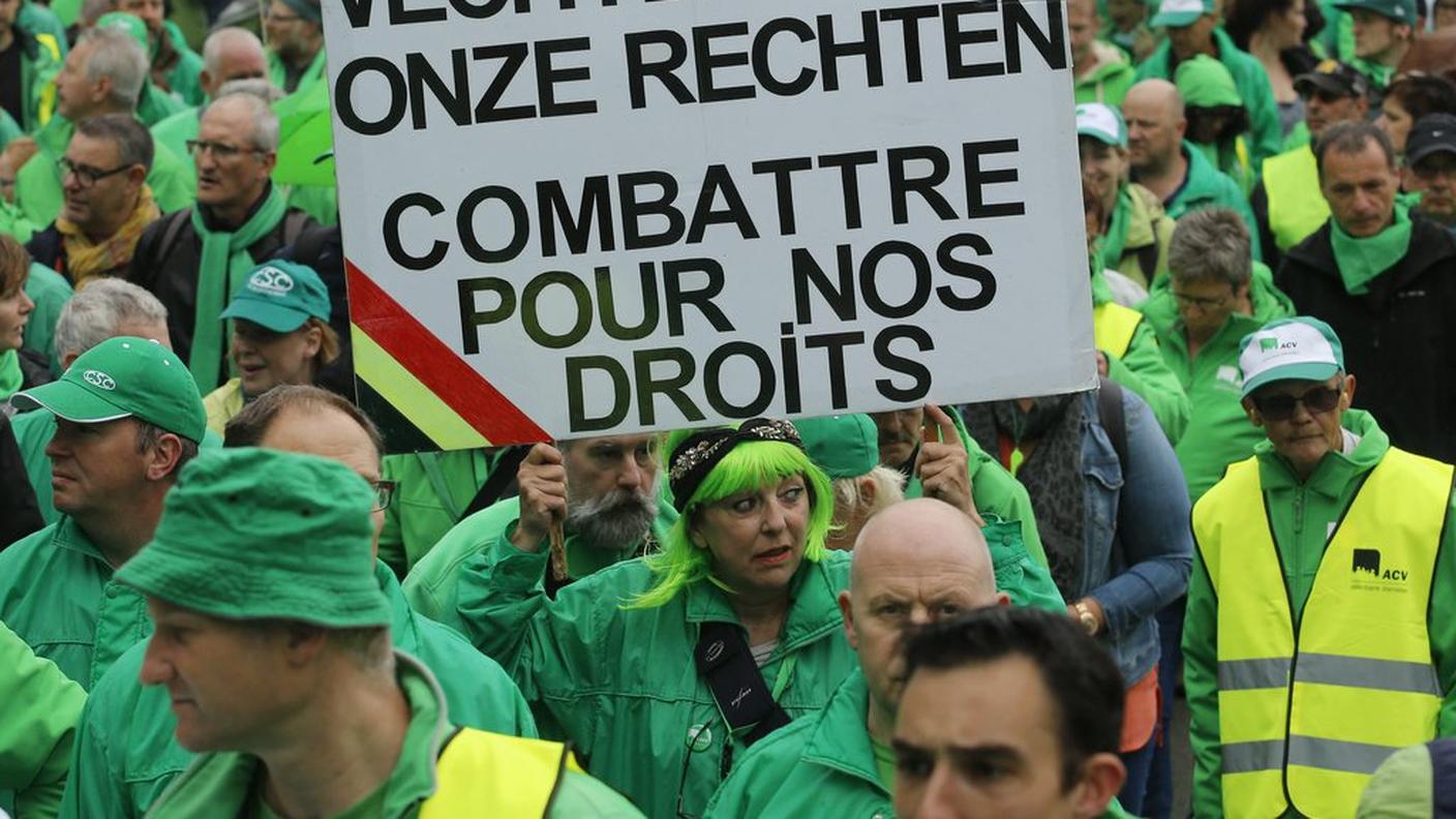 I manifestanti protestano contro le politiche di austerità