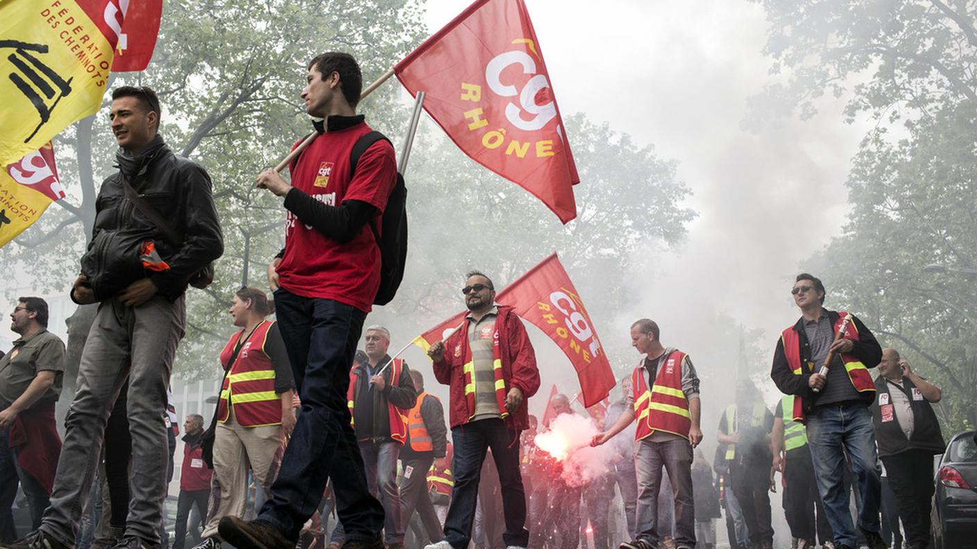 I manifestanti francesi contestano la riforma del lavoro, giudicata troppo liberista