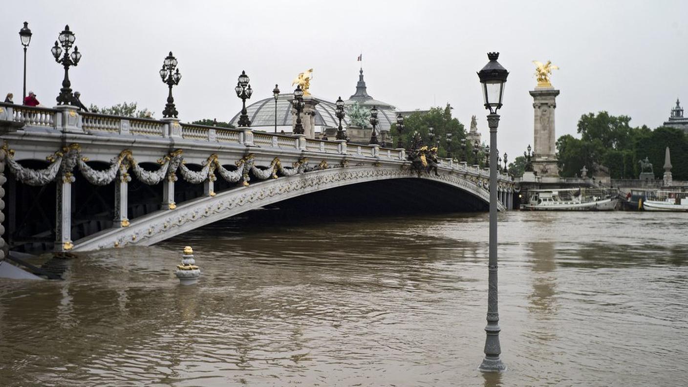 Senna al limite sotto i ponti di Parigi