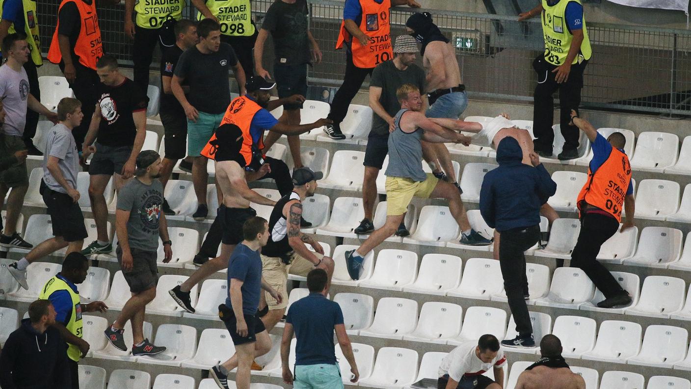 Tifosi inglesi e russi vengono alle mani sugli spalti dello stadio di Marsiglia