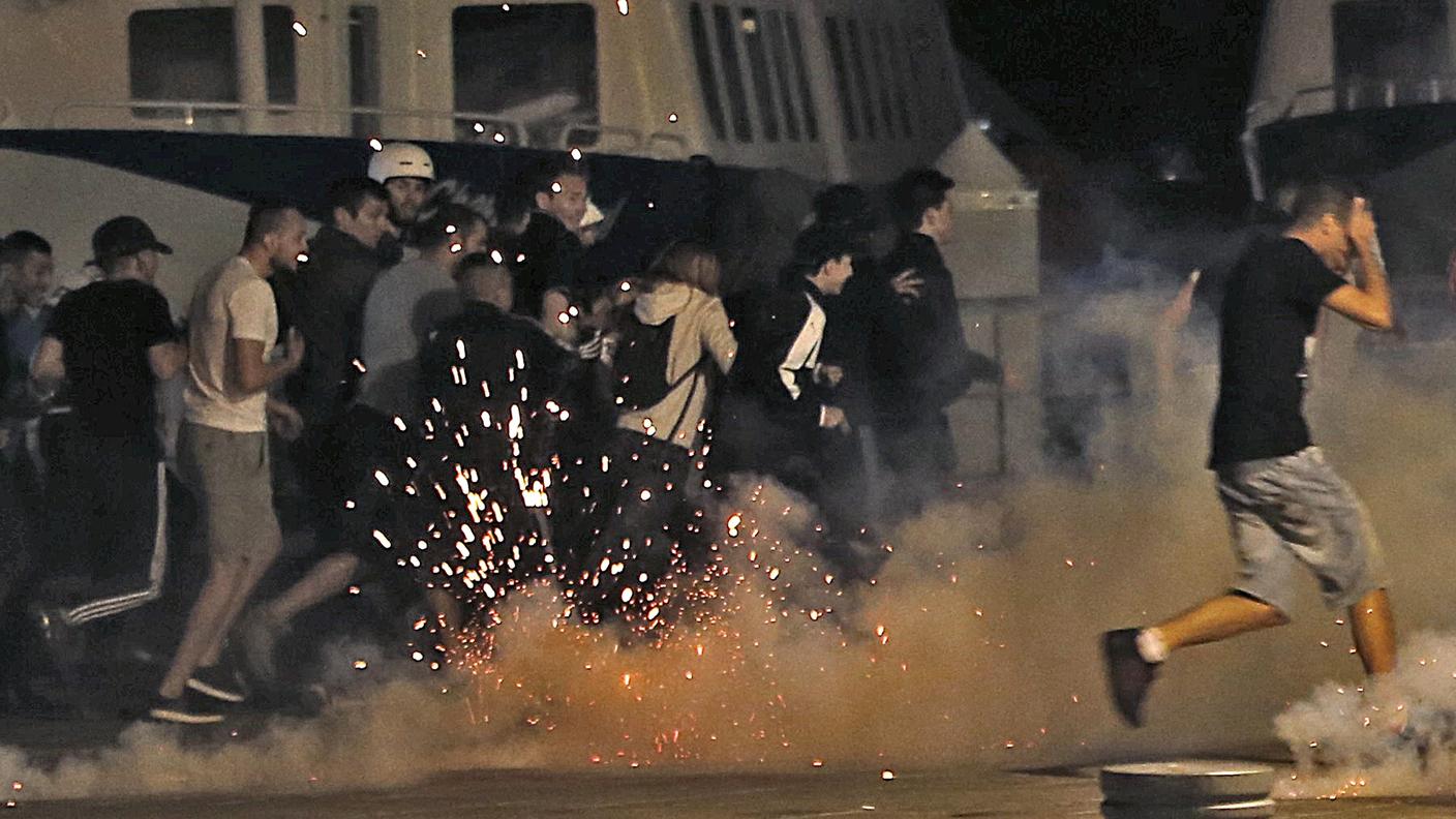 Turisti in fuga dal porto di Marsiglia durante i tafferugli di sabato sera