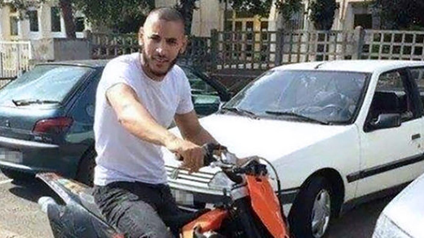 Larossi Abballa, l'uomo che ha ucciso un poliziotto e la moglie alle porte di Parigi