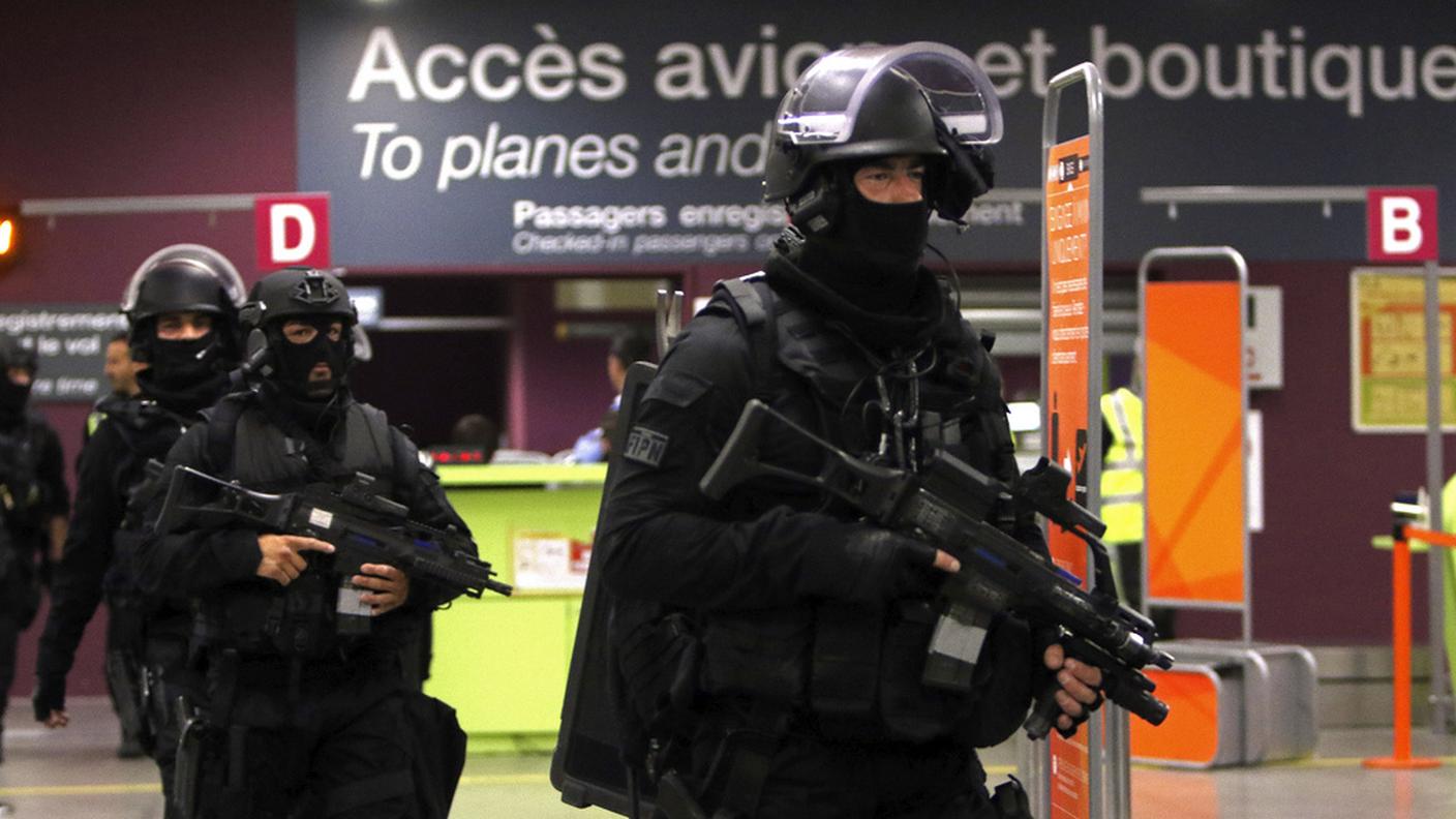 Agenti delle forze speciali francesi (RAID) all'aeroporto di Marsiglia