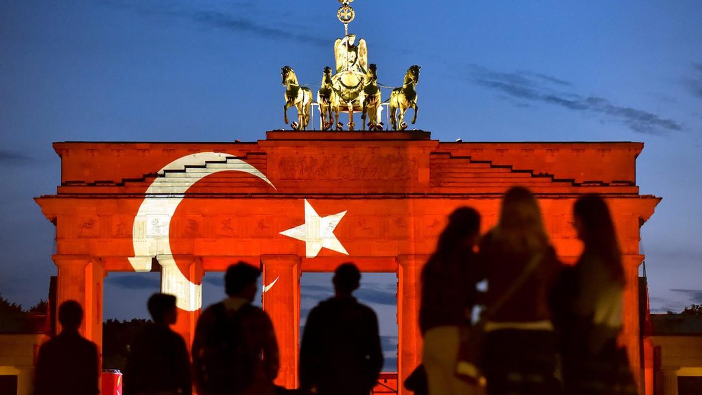 Berlino vestita dalla bandiera turca