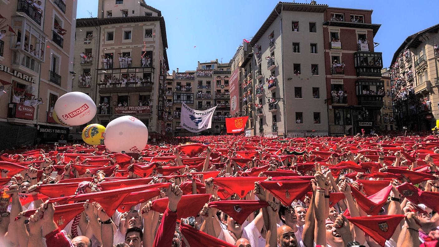 In piazza migliaia di persone vestite in bianco con fazzoletto rosso al collo