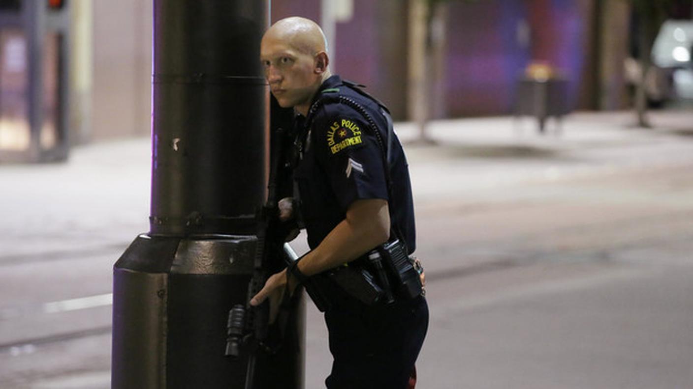 Un agente a Dallas durante la dimostrazione