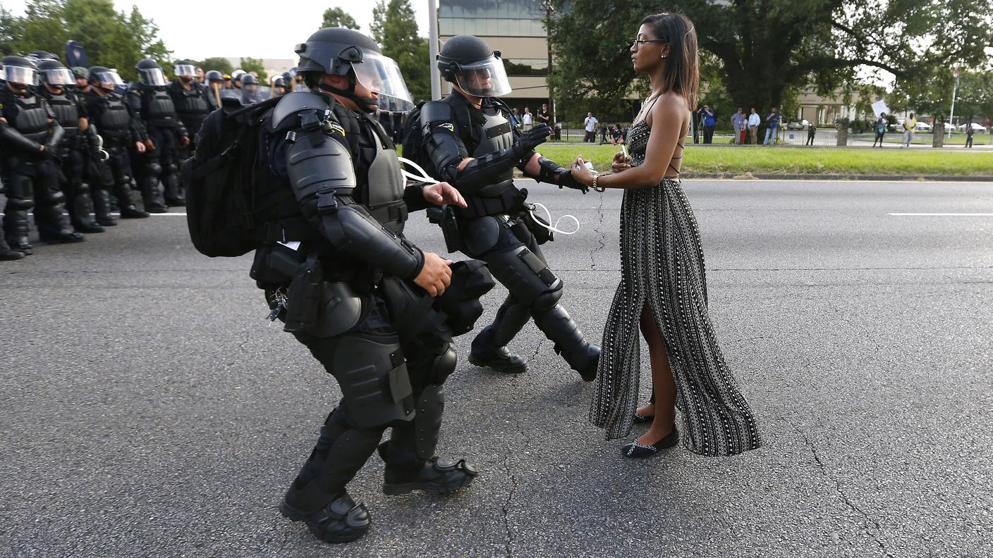 Una dimostrante arrestata a Baton Rouge, Louisiana