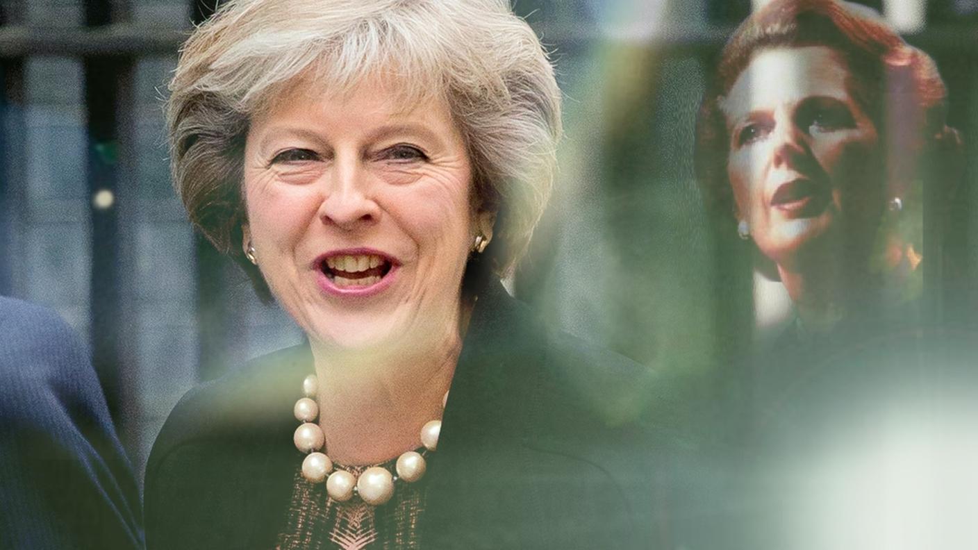 La ministra dell'Interno era la favorita nella corsa alla poltrona di premier; nel montaggio sullo sfondo, Margaret Thatcher