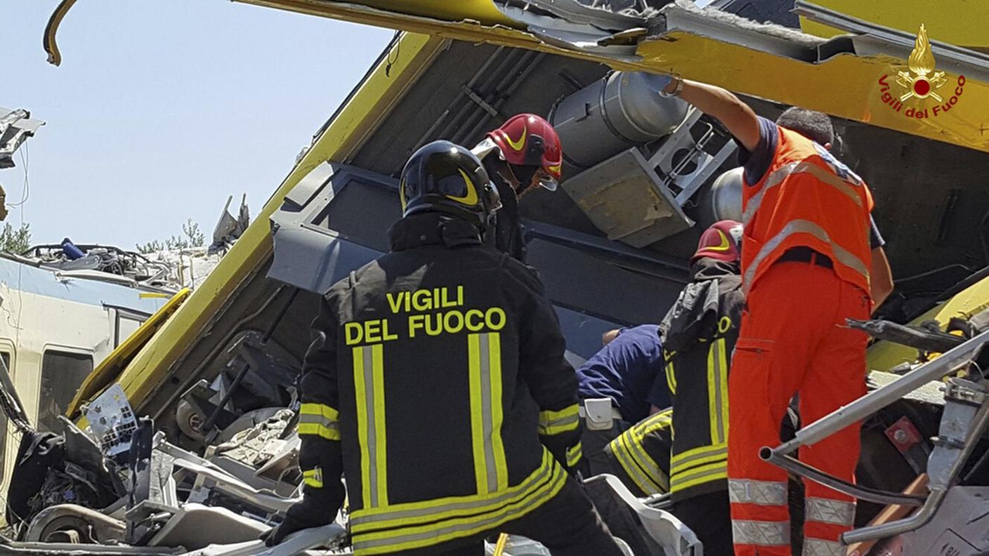 Soccorritori tra i rottami dei due convogli accartocciati