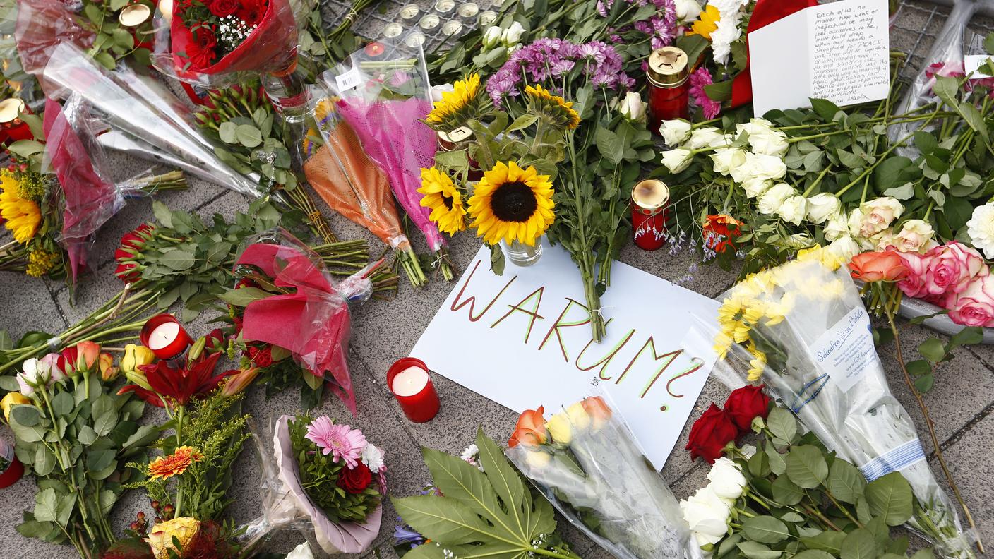 La domanda rimane senza risposta, scritta anche tra i fiori, sul luogo della strage