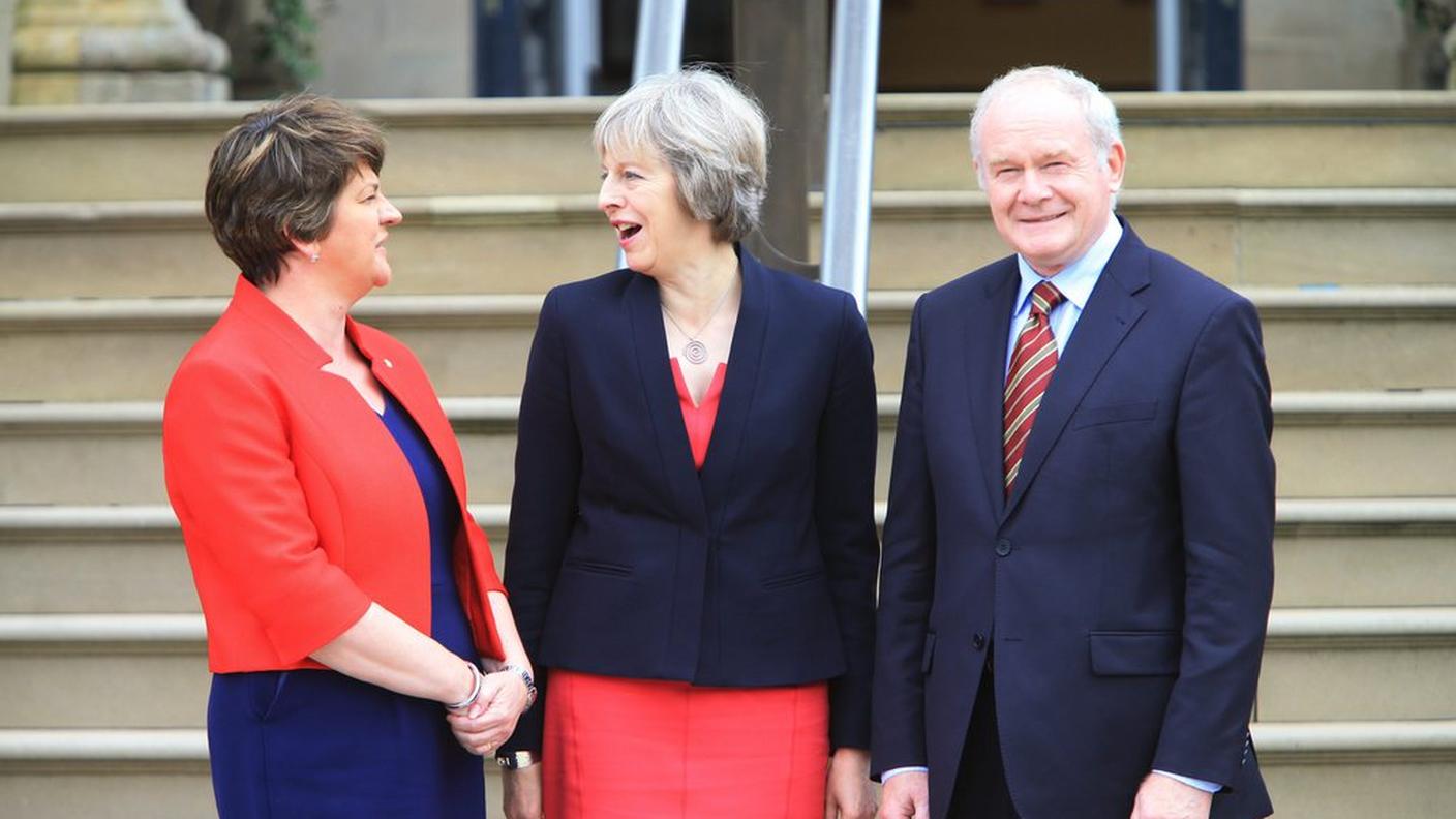 Theresa May accolta in Irlanda del Nord dal suo omologo Martin McGuinness e dalla sua vice Arlene Foster