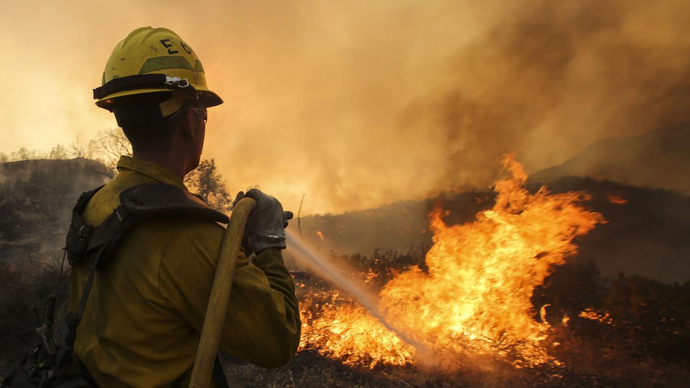 L'incendio è in corso da venerdì