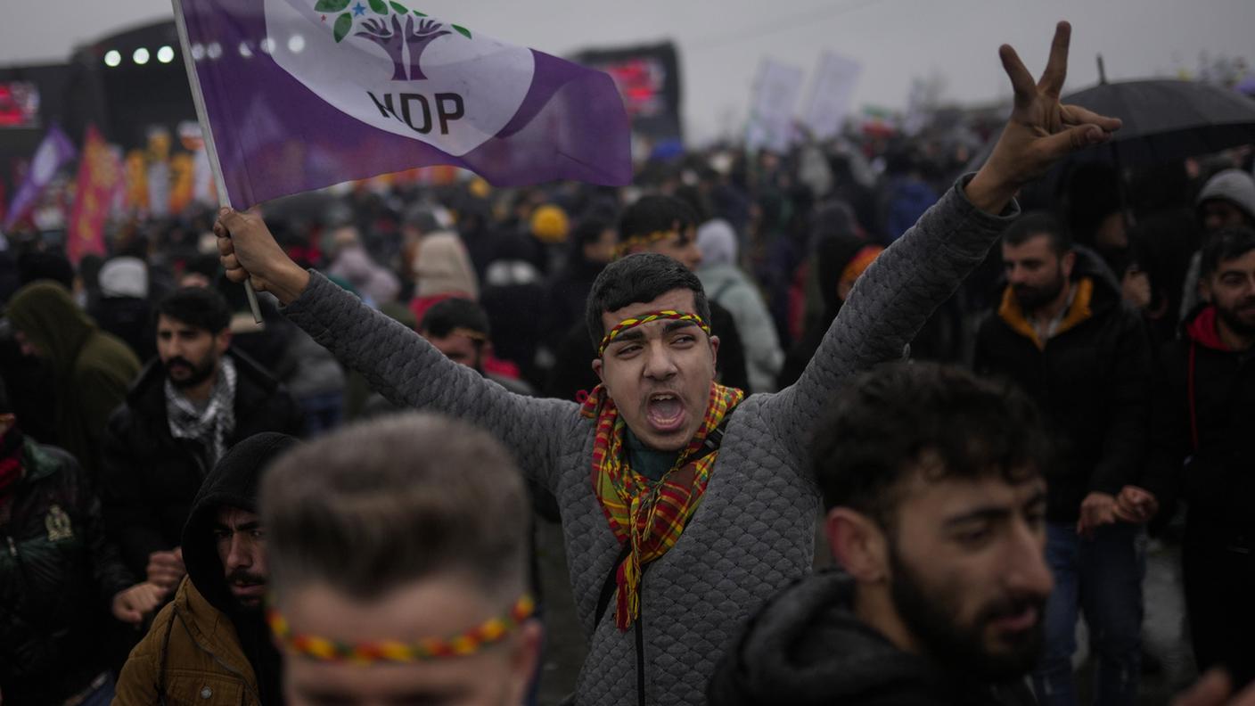 Un sostenitore dell'HDP durante le celebrazioni del Newroz (un festival di primavera) in marzo a Istanbul