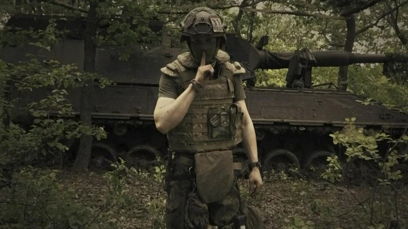 Un militare ucraino invita tutti al silenzio in merito alla controffensiva di Kiev
