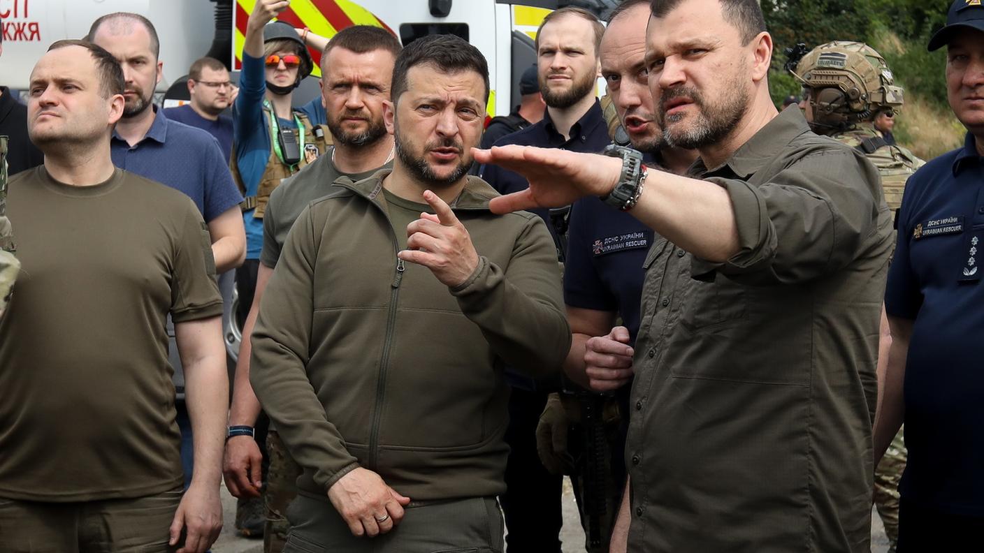 Al centro, il presidente ucraino Volodymyr Zelensky