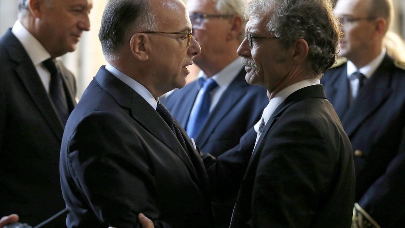 Bernard Cazeneuve (S) parla con il sindaco di Saint-Etienne-du-Rouvray Hubert Wulfranc