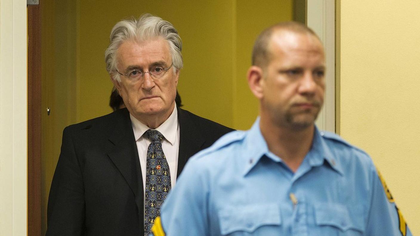 Radovan Karadzic viene condotto in aula