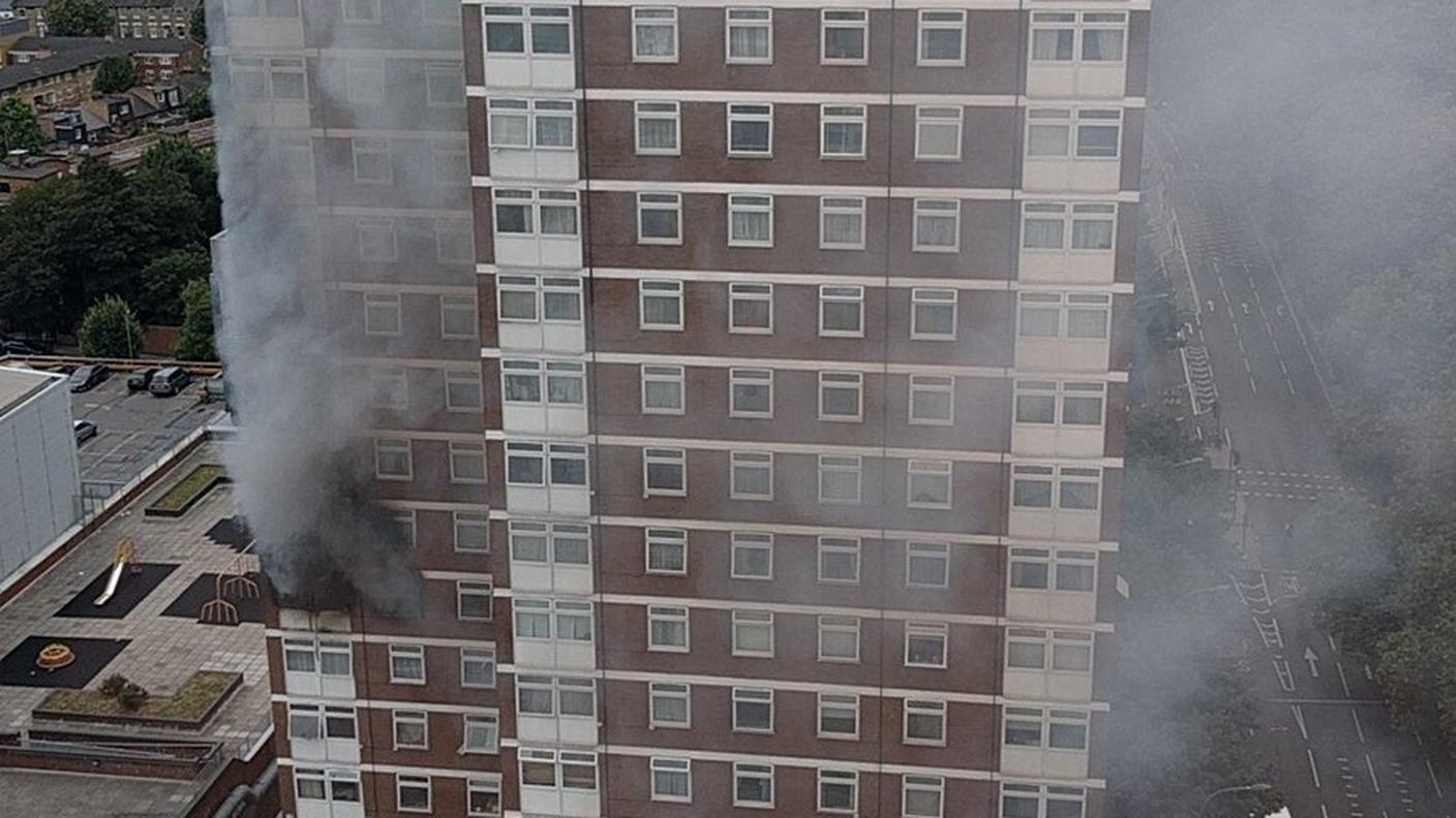 Il palazzo in fiamme nella zona occidentale di Londra