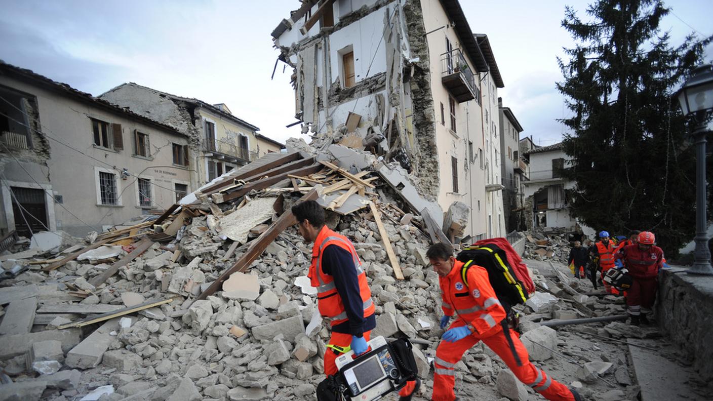 Si cerca tra le macerie ad Arquata del Tronto