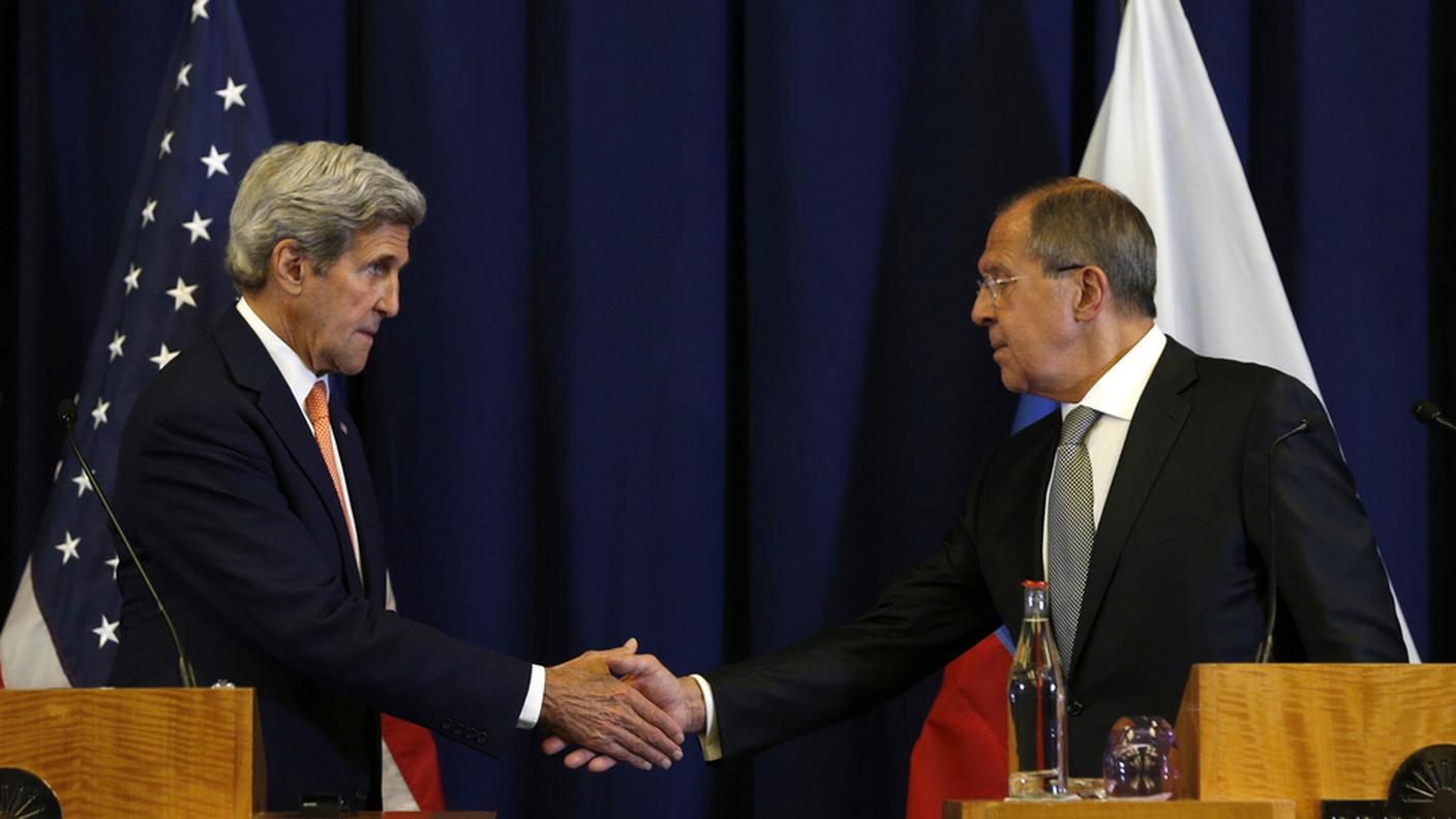 John Kerry stringe la mano a Sergei Lavrov