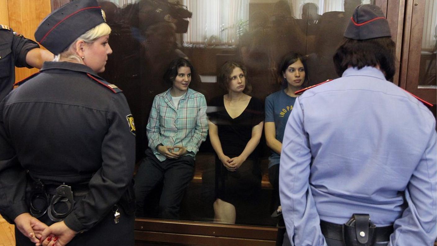 Yekaterina Samutsevich , Maria Alyokhina  e Nadezhda Tolokonnikova  in una gabbia vetrata del tribunale Khamovnichesky a Mosca attendono la lettura della sentenza