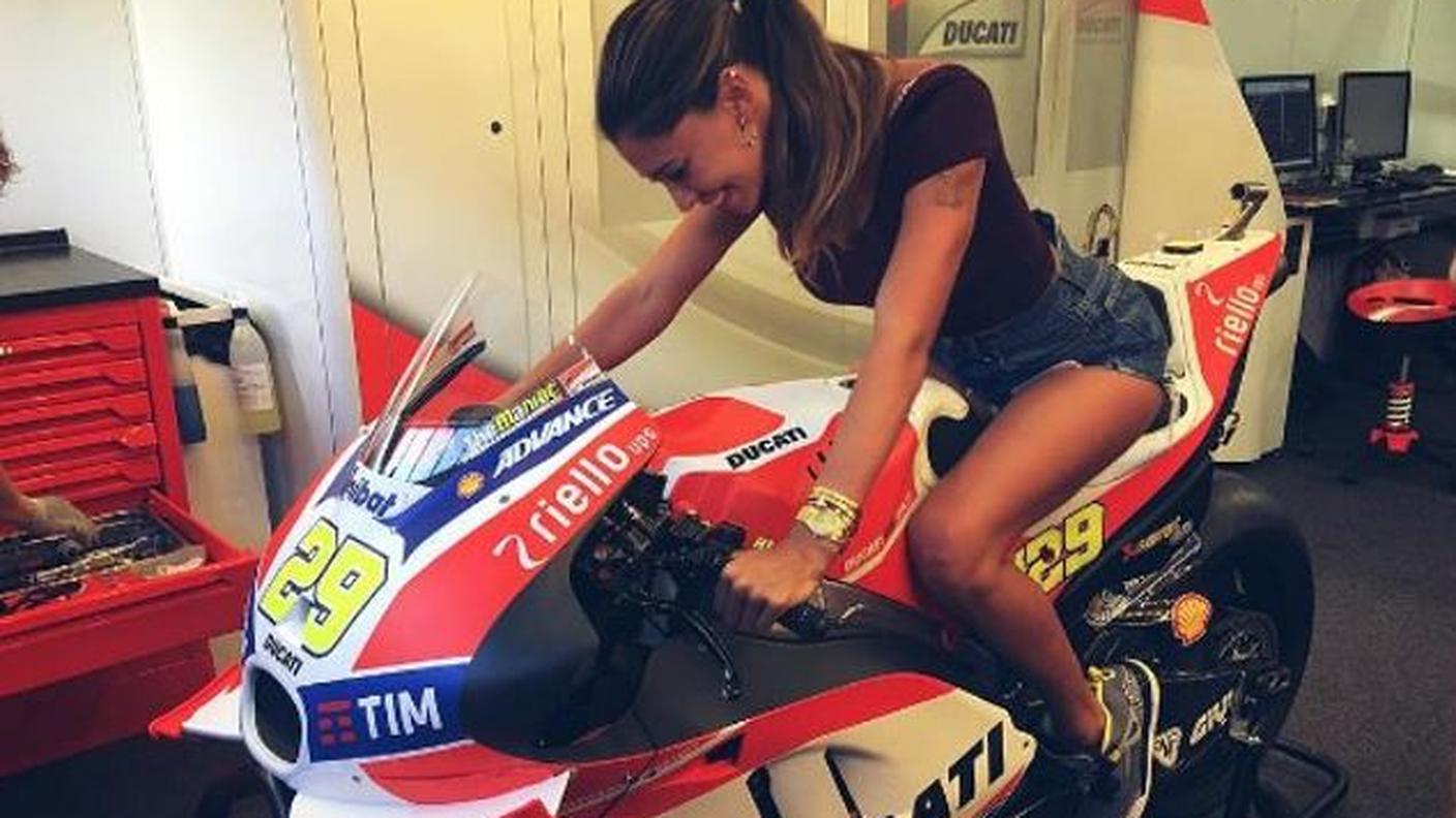 La modella sulla moto del campione