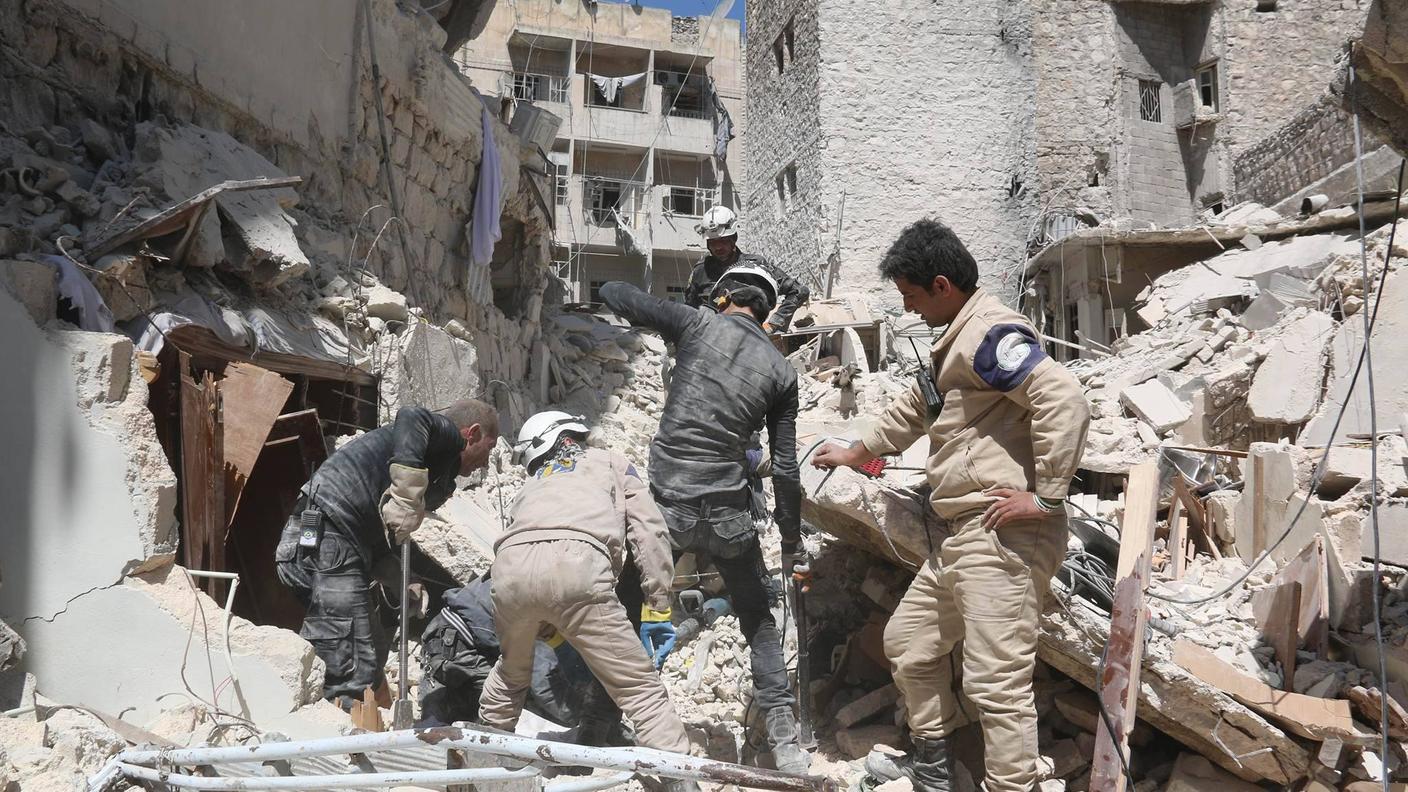 I "White helmets" al lavoro fra le macerie, dopo un bombardamento