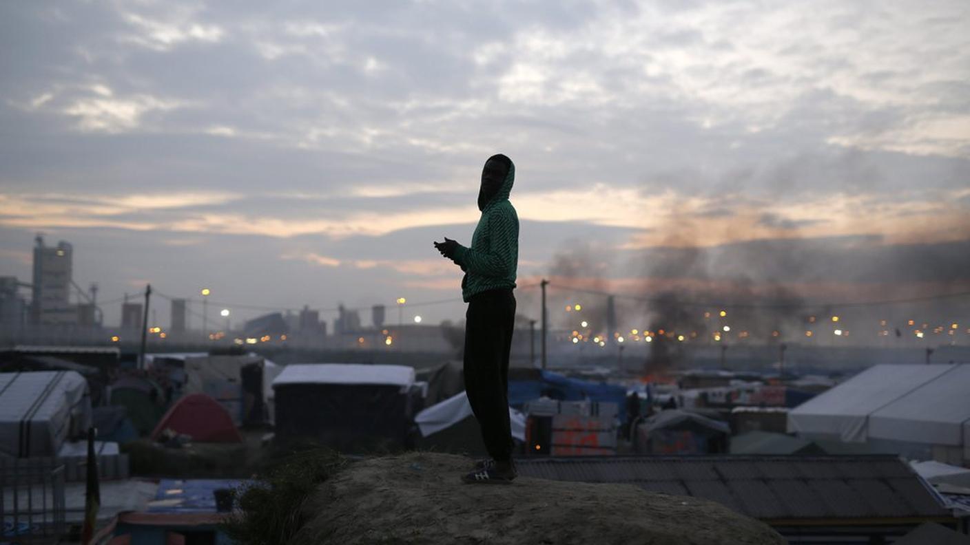 Un migrante durante l'evacuazione