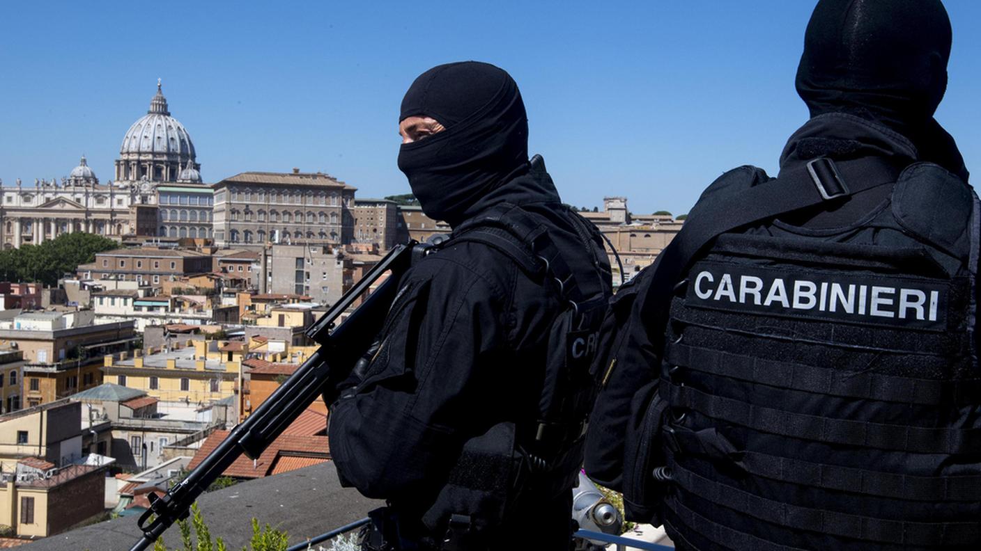 Il blitz delle forze dell'ordine è ancora in corso