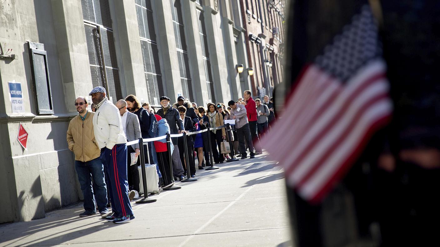 Elettori in attesa sotto il sole a New York
