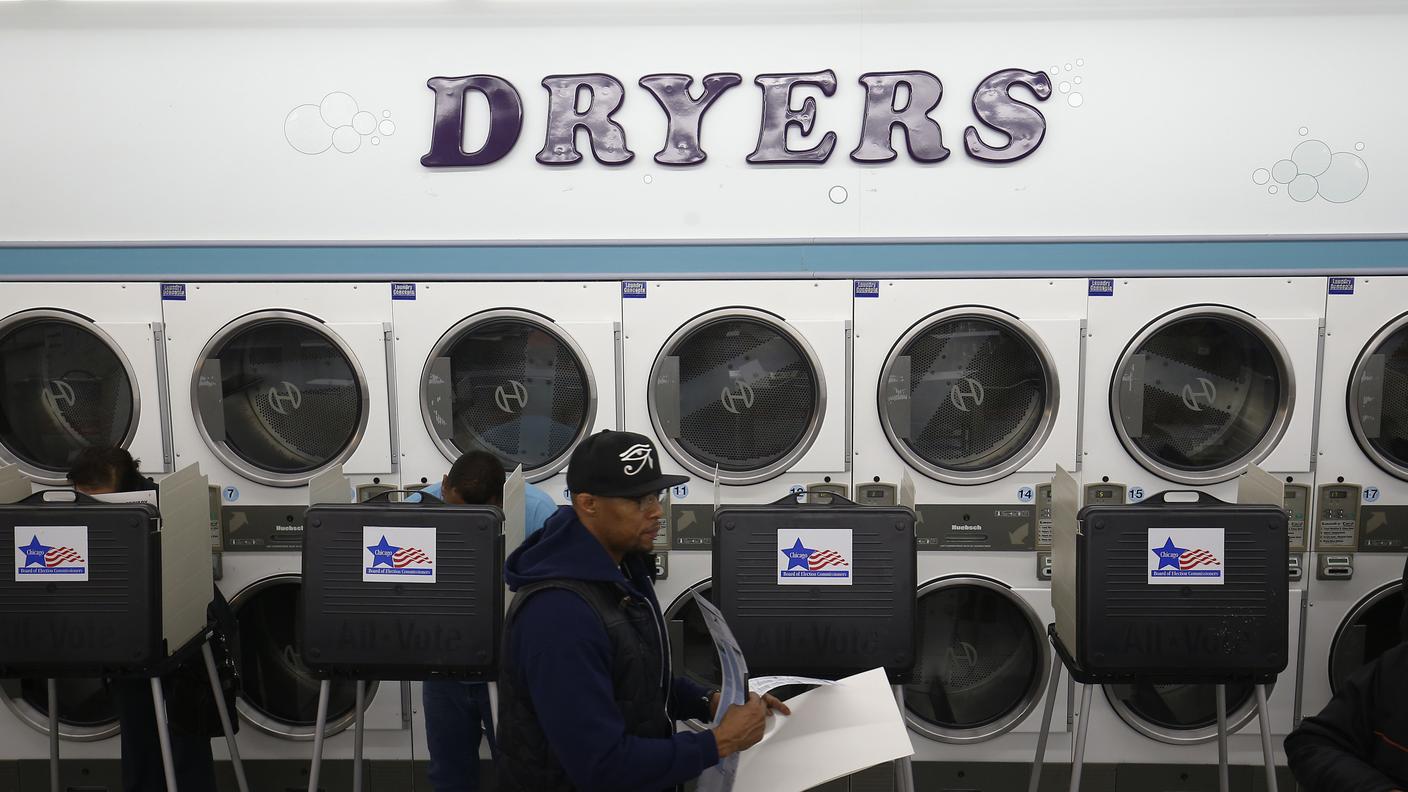 Si vota in attesa del bucato alla Su Nueva Lavanderia di Chicago