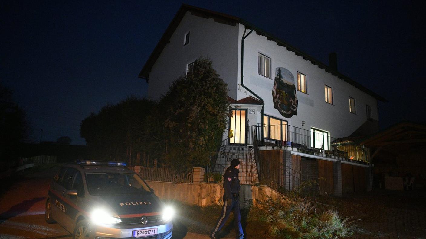 La polizia fuori dalla casa del massacro
