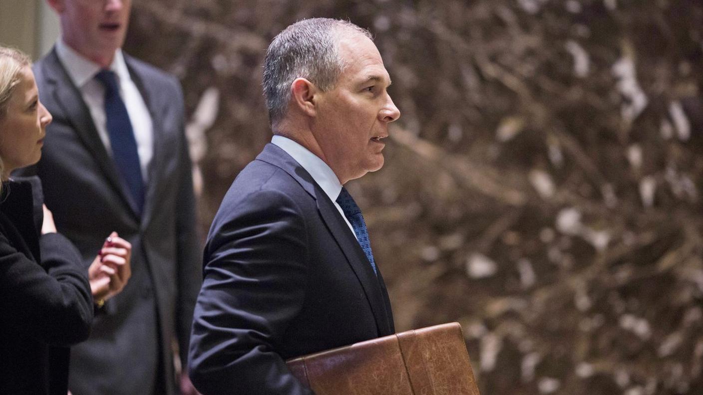 Scott Pruitt nella hall della Trump tower .