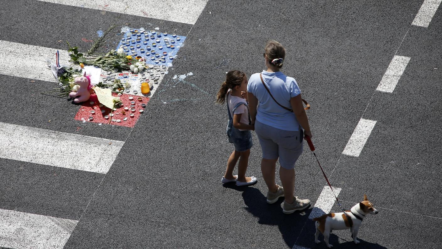 Omaggio alle vittime di Nizza