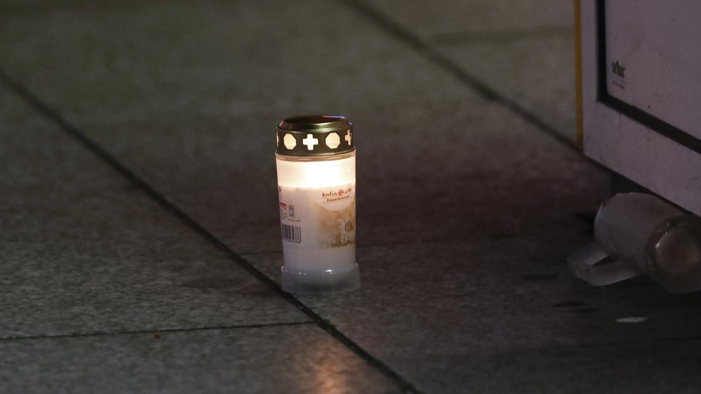 Una candela, al suolo, in memoria delle vittime
