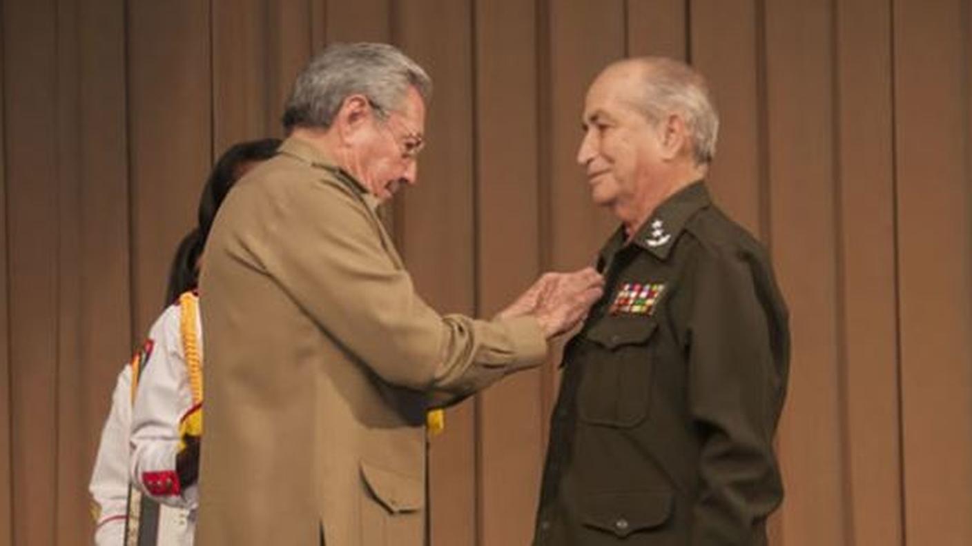 Raul Castro (a sinistra) decora Carlos Fernandez Gondin (archivio)