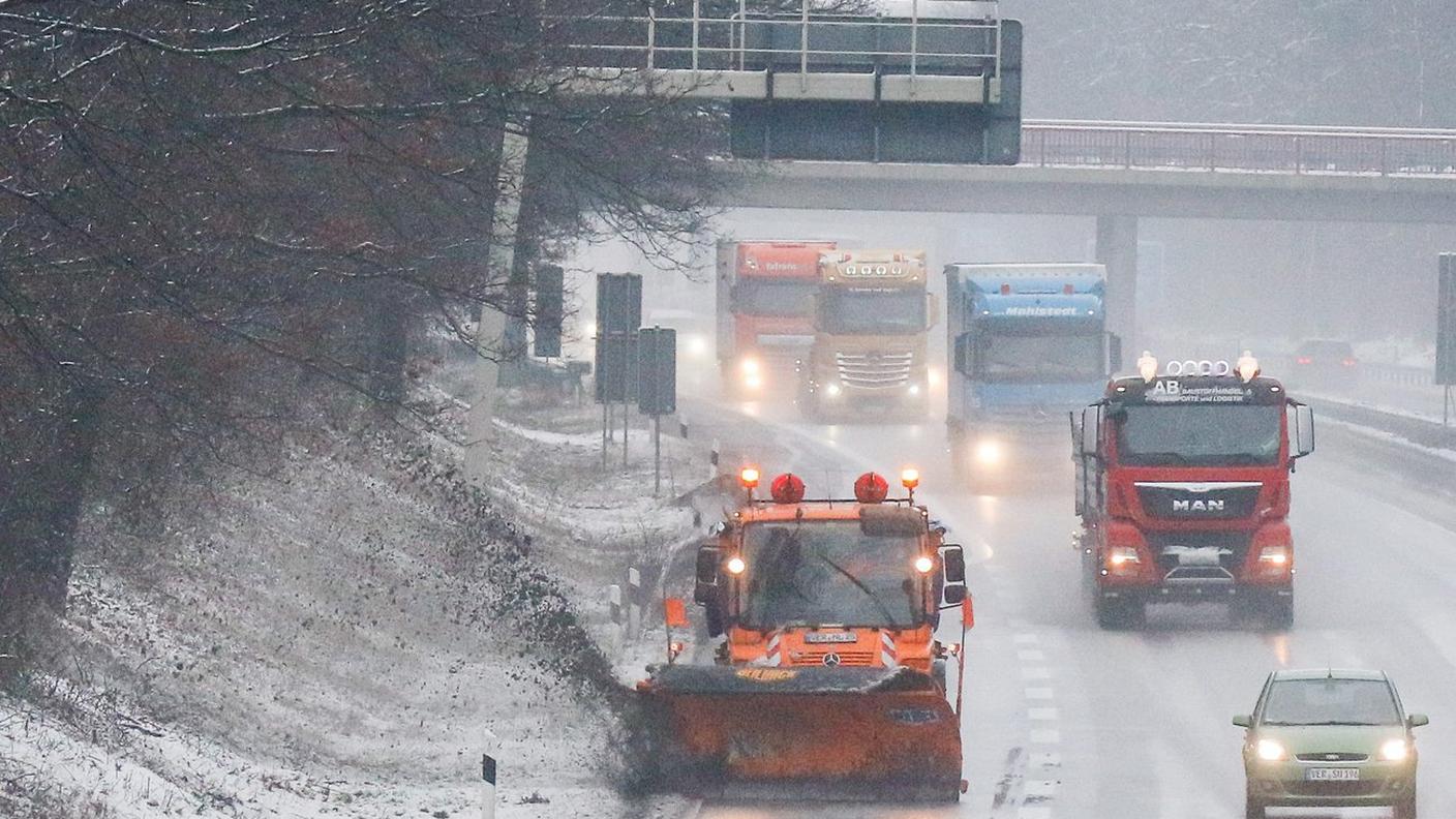 Spazzaneve al lavoro sull'A27, nel Nord della Germania, vicino ad Achim