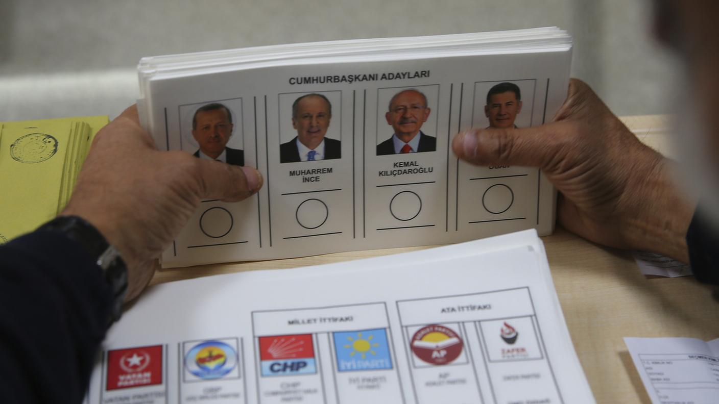 Le schede prevedono quattro candidati ma Muharrem Ince si è ritirato tre giorni fa per evitare la frammentazione dei voti dell'opposizione