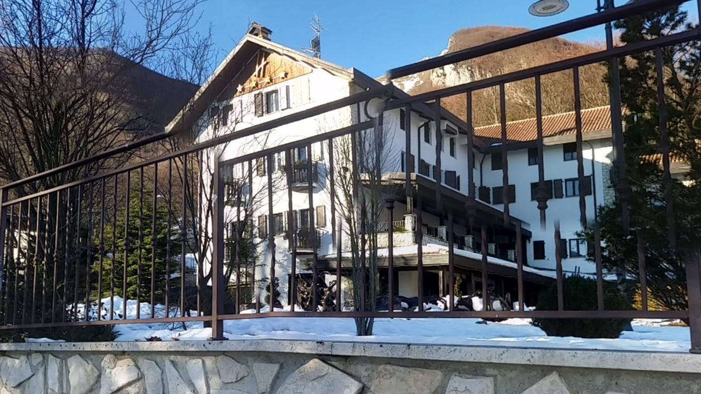 L'albergo travolto da una slavina in Abruzzo