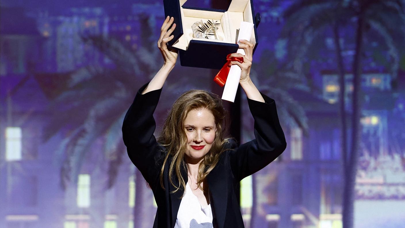 La regista Justine Triet durante la cerimonia di premiazione