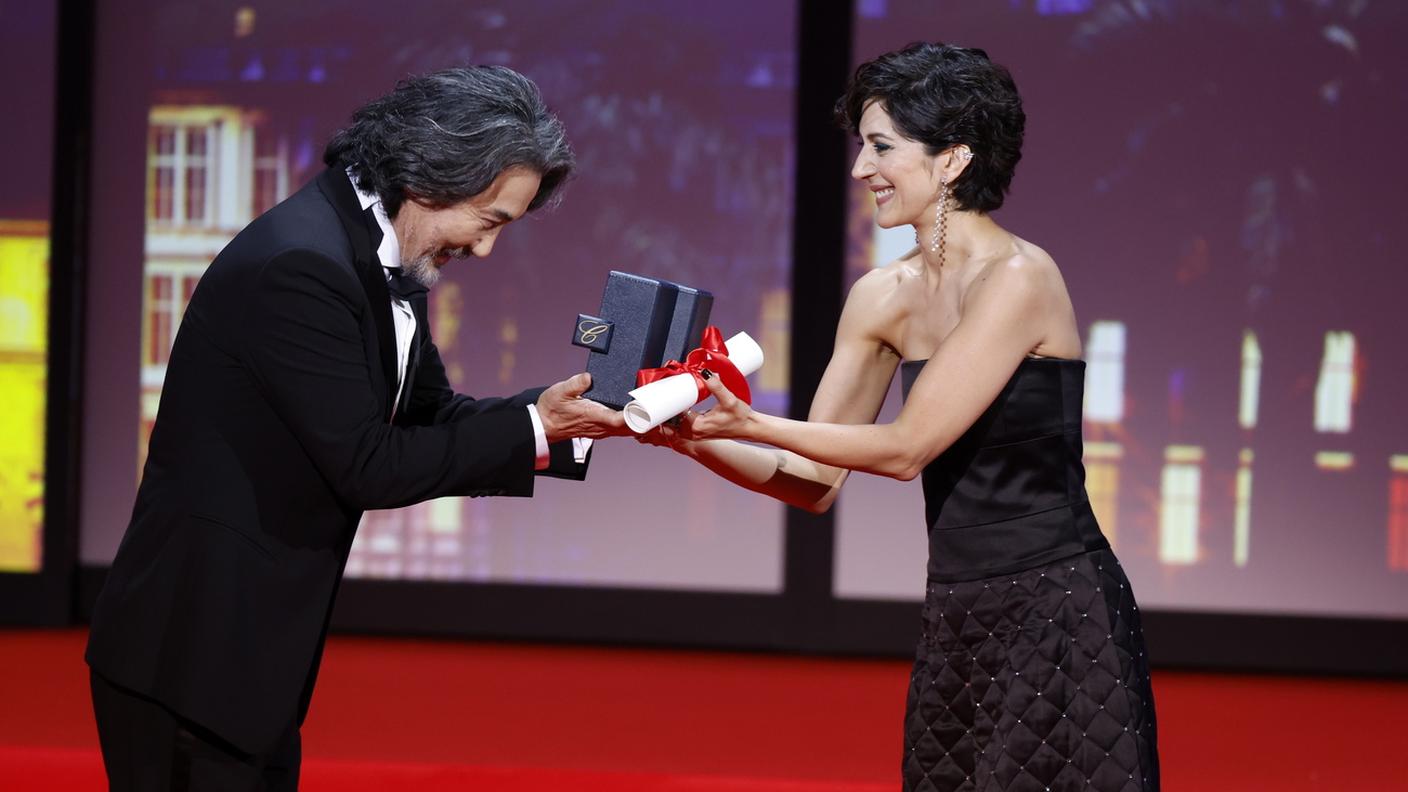 Koji Yakusho ritira il premio come miglior attore per la sua parte in "Perfect Days" di Wim Wenders