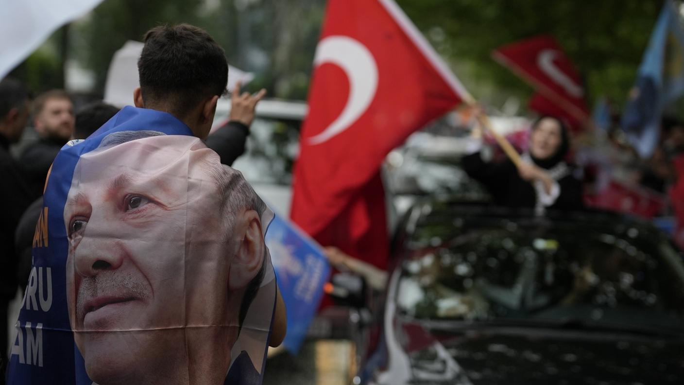 Sostenitori del presidente festanti per le strade di Istanbul