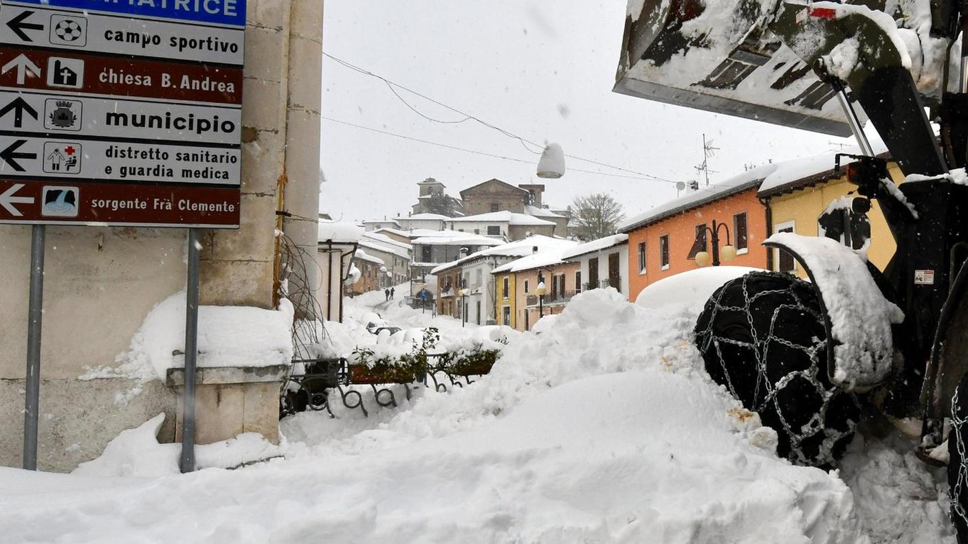 Le strade del comune abruzzese di Campotosto, bloccate dalla neve