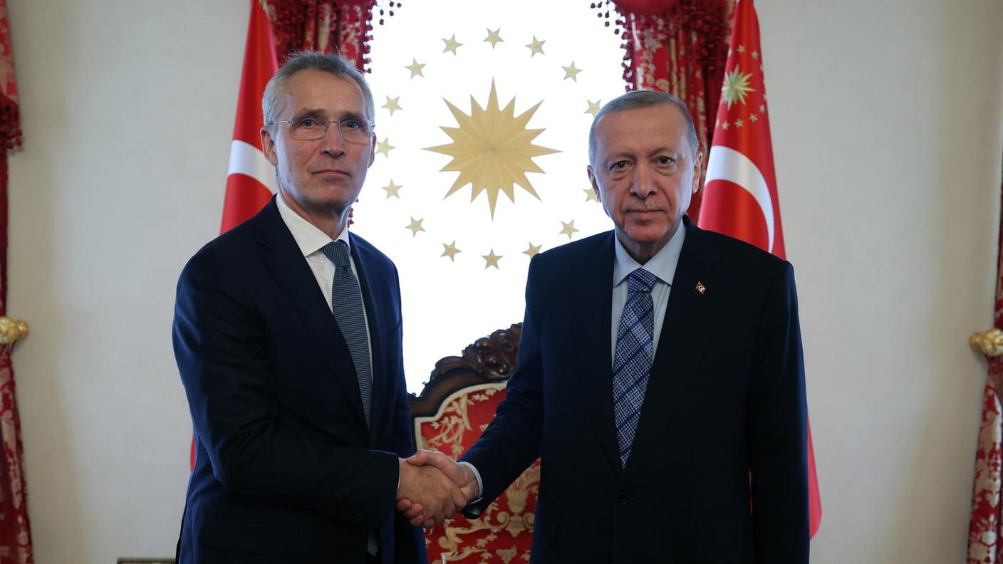 Il segretario generale Jens Stoltenberg (a sinistra) ha incontrato ad Ankara il presidente turco Erdogan 