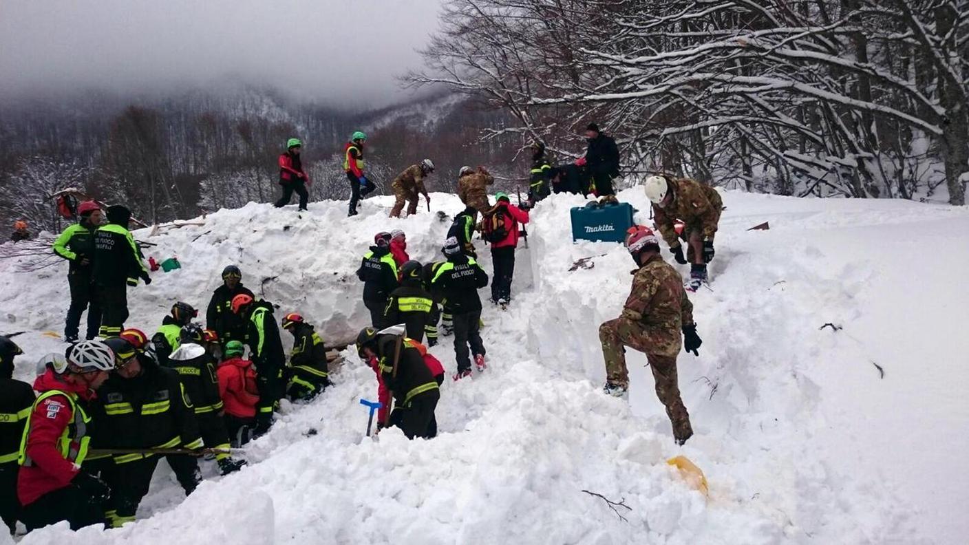 I soccorritori sono al lavoro sulle pendici del Gran Sasso pescarese da mercoledì
