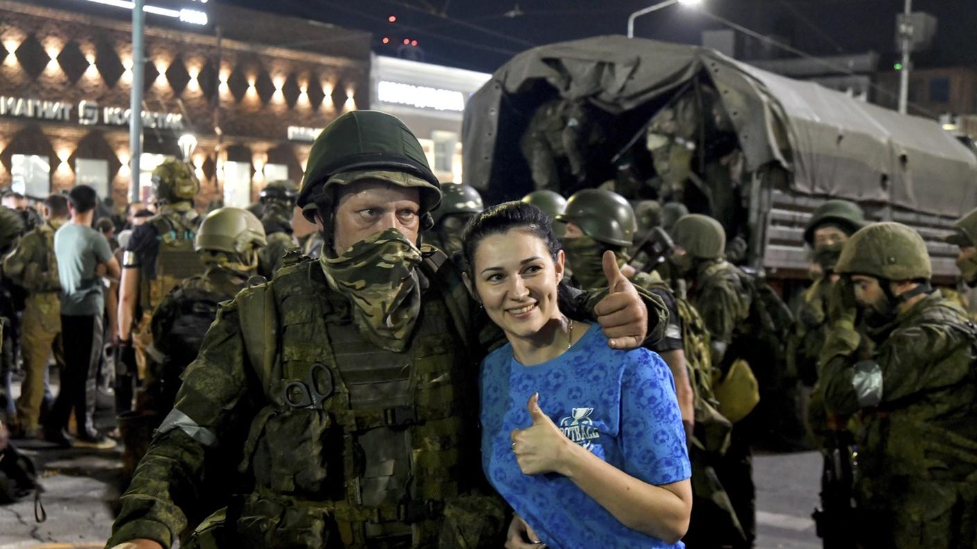 Da Rostov sul Don i combattenti di Wagner sono ripartiti nella notte, salutati da applausi e dal calore della popolazione