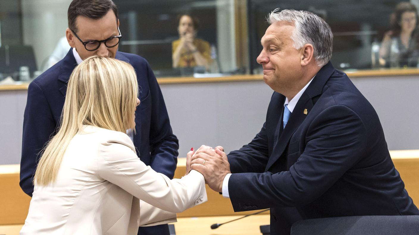 Stretta di mano fra Viktor Orban e Giorgia Meloni sotto gli occhi del polacco Mateusz Morawiecki