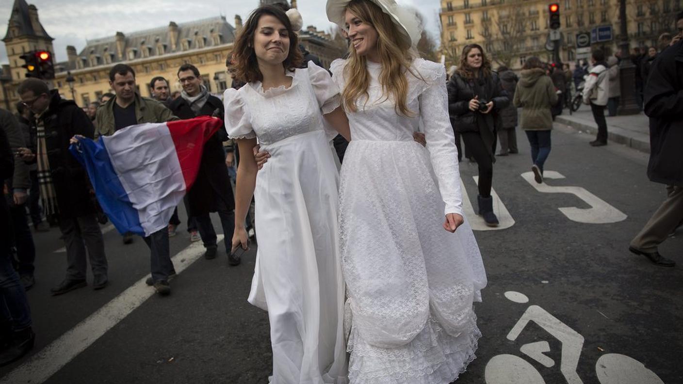 Una coppia di manifestanti oggi a Parigi